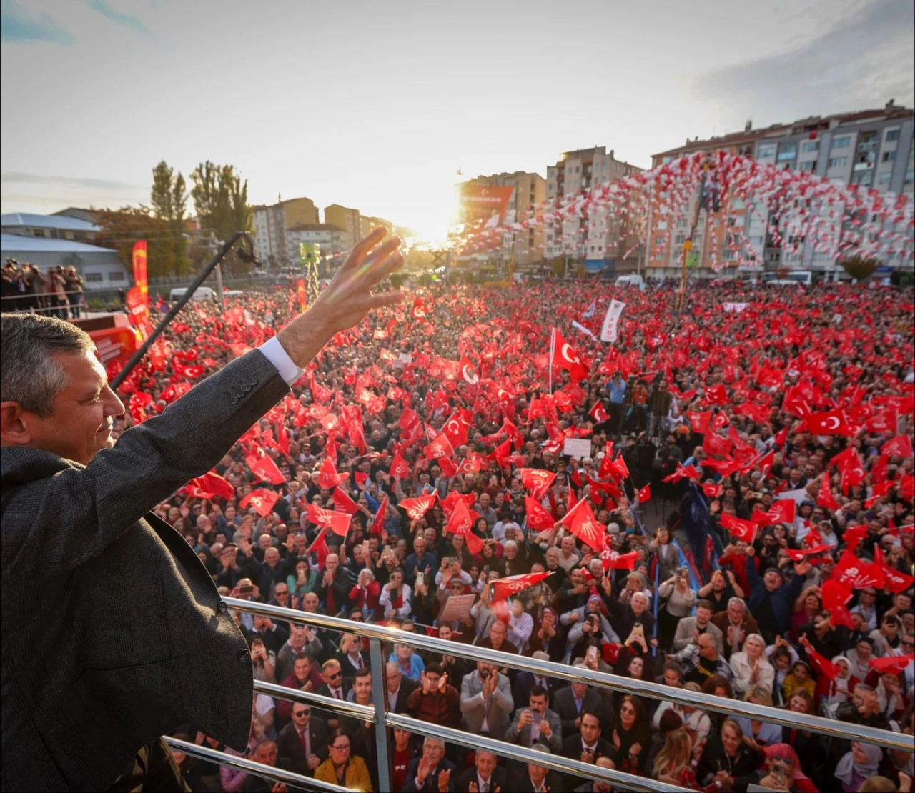 ÖZGÜR ÖZEL ESKİŞEHİR’DE 10 BİNLERE SESLENDİ