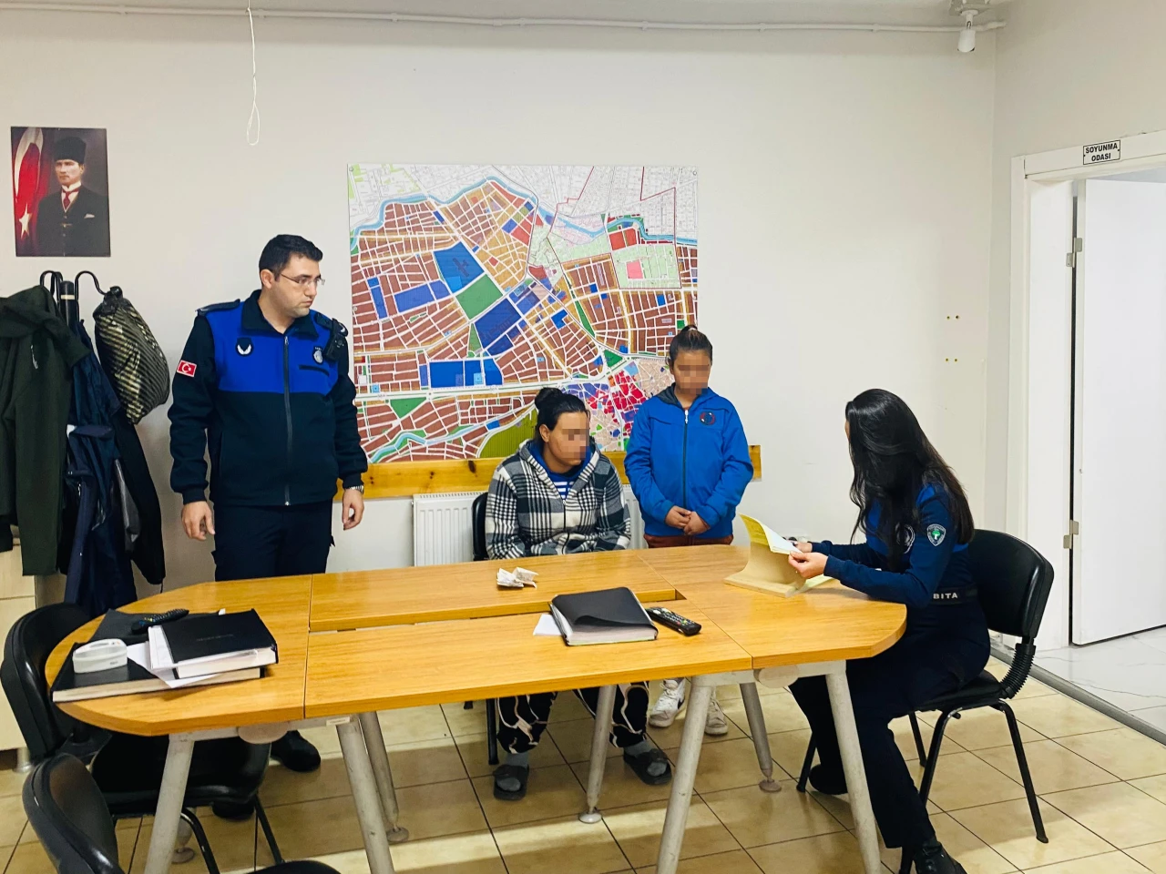 ÇOCUĞUNU DİLENDİREN KADIN YAKALANDI