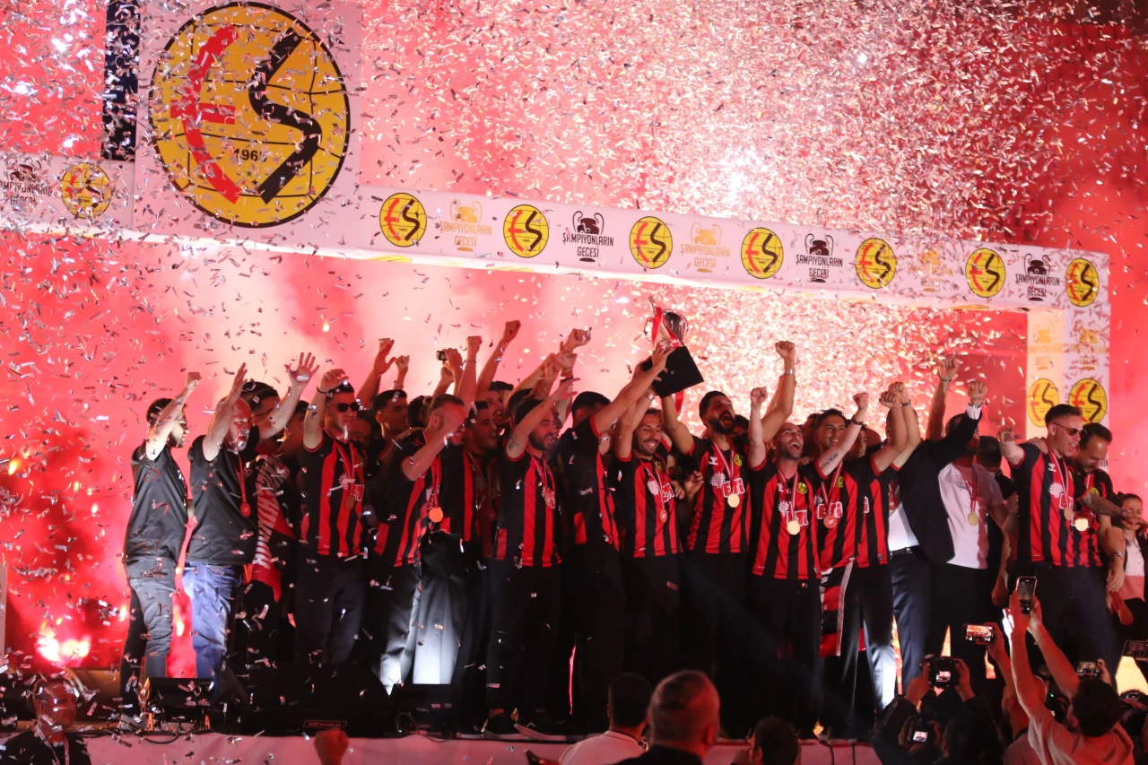 Eskişehirspor şampiyonluğu böyle kutladı