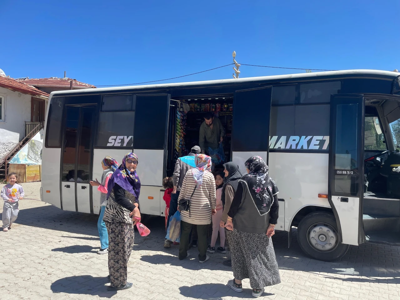 Seyyar marketiyle köy köy dolaşarak satış yapıyor