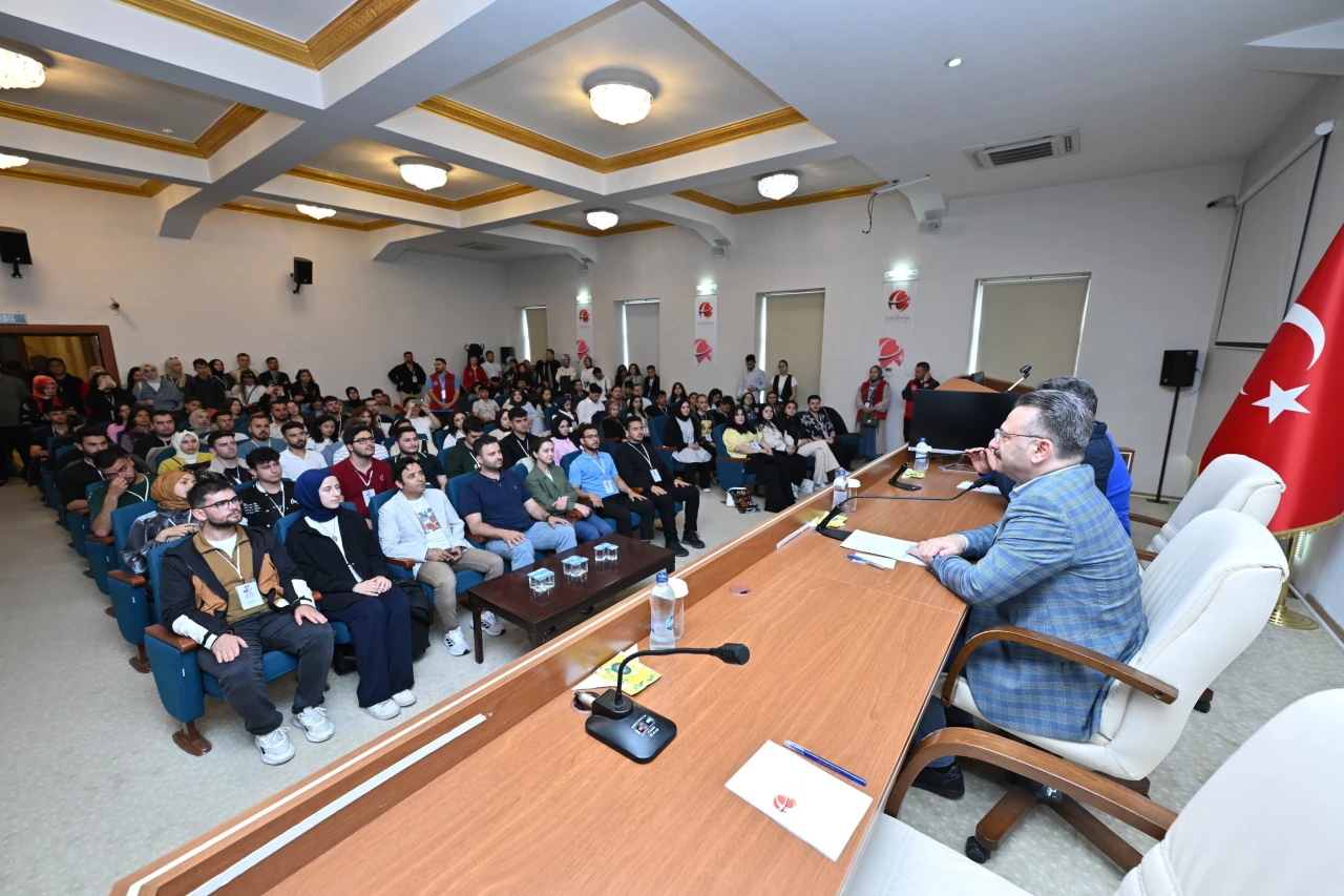 Eskişehir Valisi Hüseyin Aksoy temsilci gençleri ağırladı
