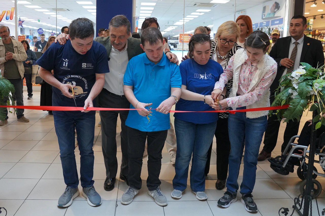 “Eksiksiz Biz” sergisi beğeniye sunuldu