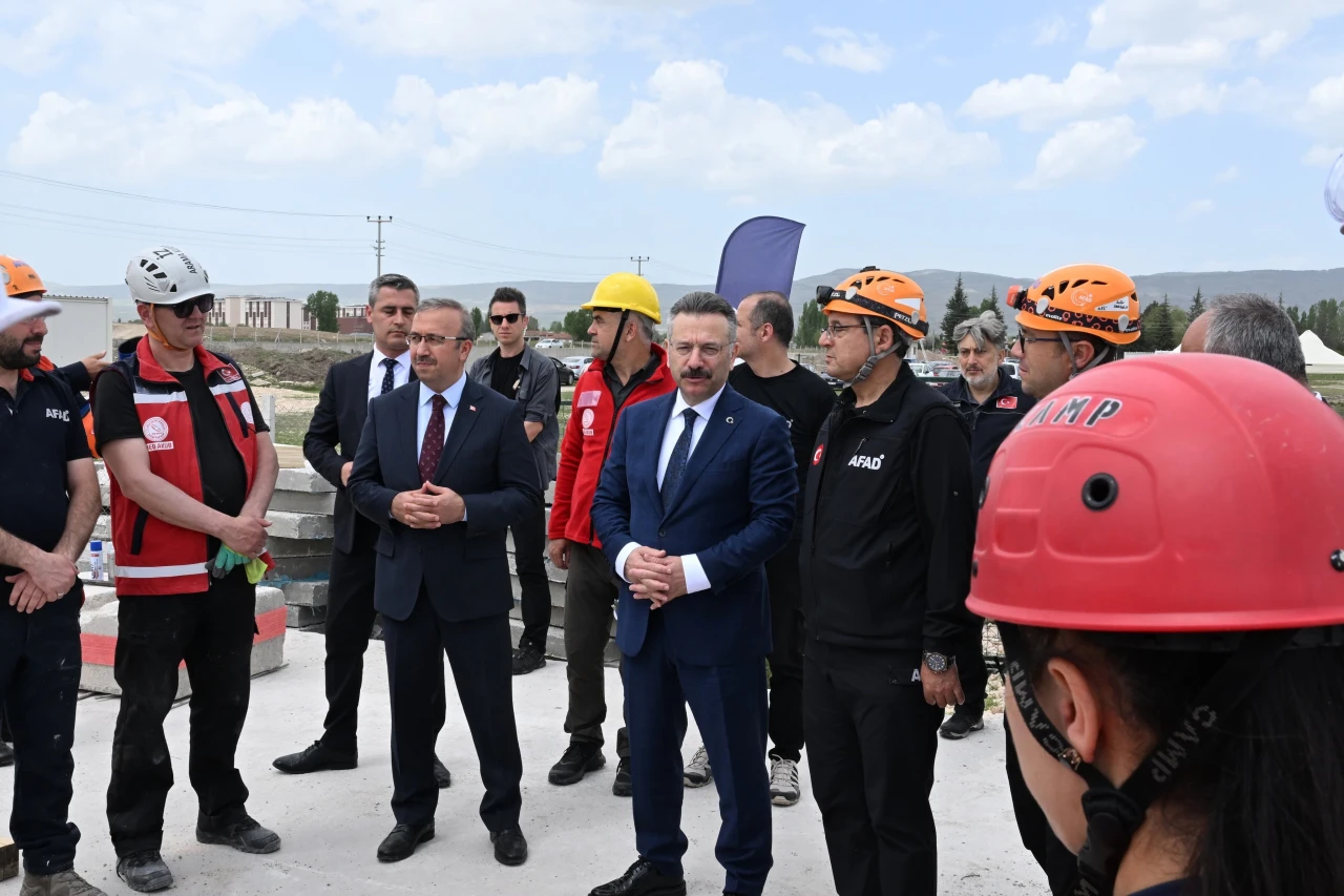 Öğretmenlere depremde arama kurtarma eğitimi verildi