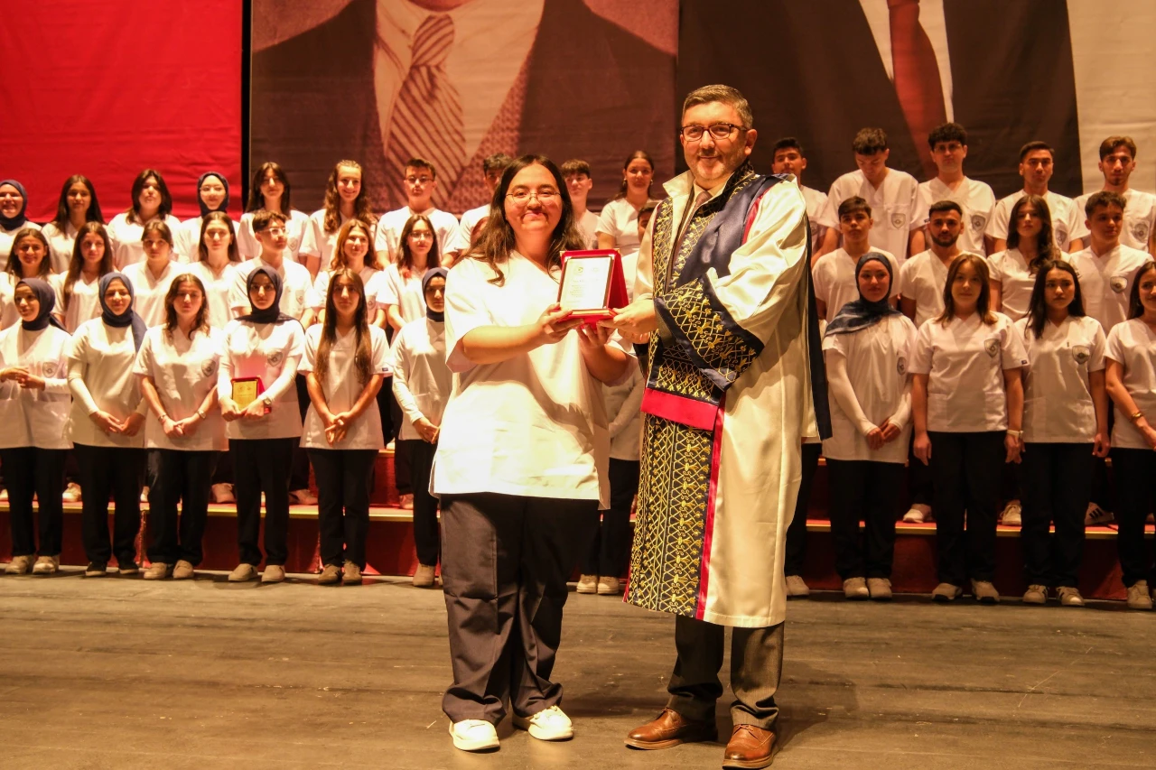 Yeni hemşireler törenle üniformalarını giydi