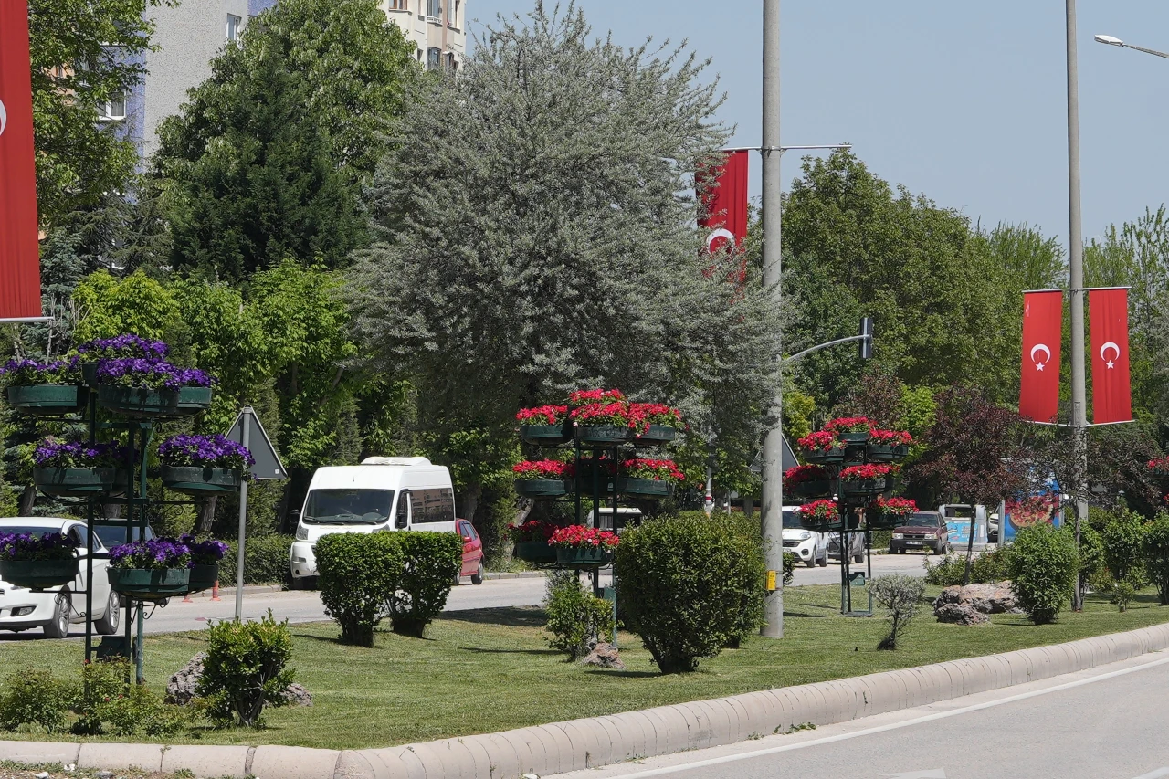 Refüjler çiçeklerle renklendi