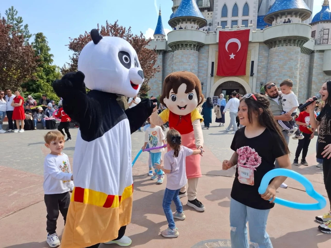 Çocuklar Masal Şatosu'nda hayal gücünü keşfetti