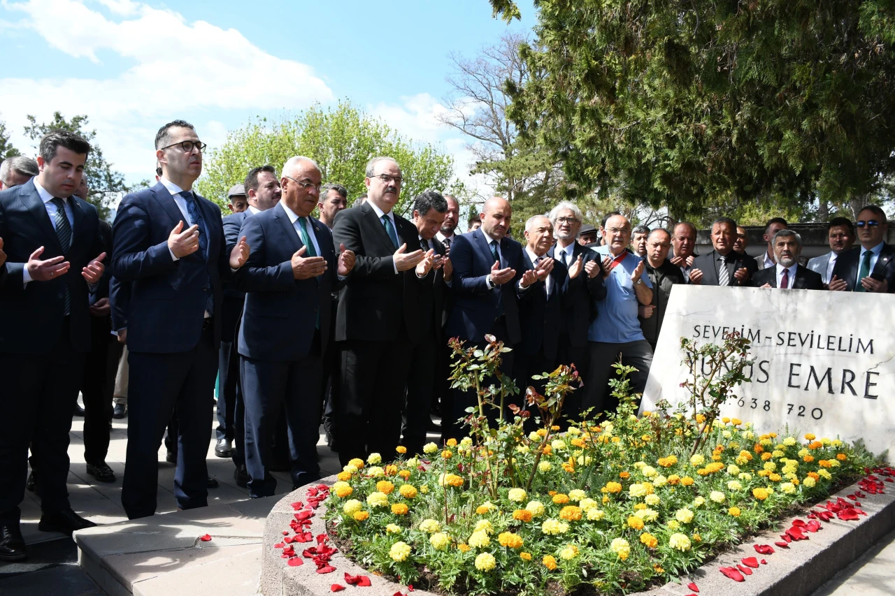 Yunus Emre kabri başında anıldı