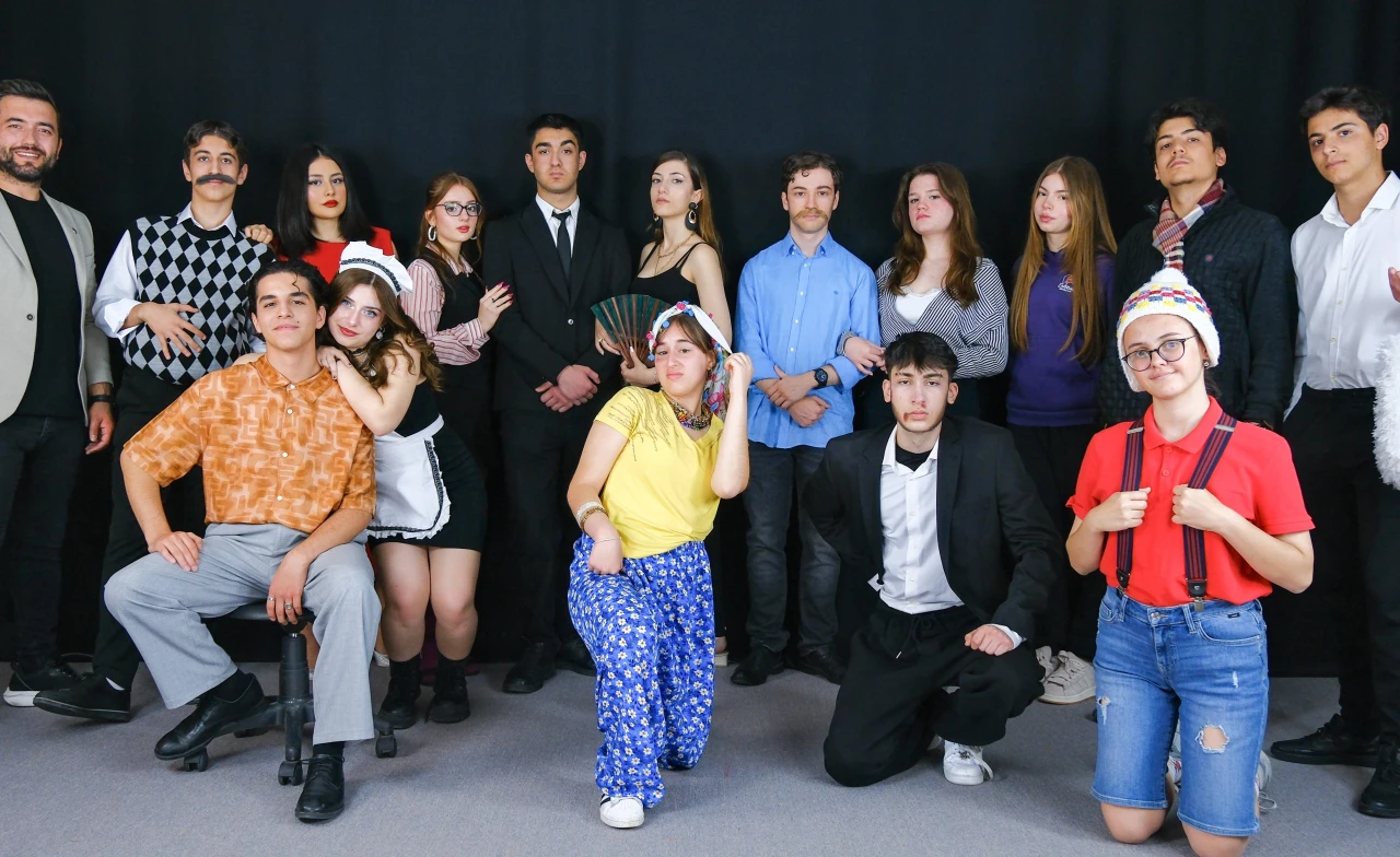 Liseli oyuncular “Yalancı Aranıyor” ile sahnede