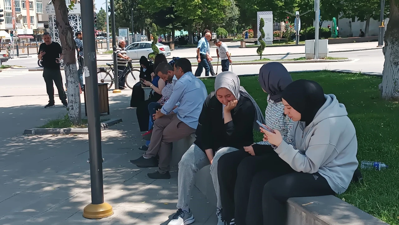 SİMAV 4.5 BÜYÜKLÜĞÜNDE DEPREMLE SALLANDI