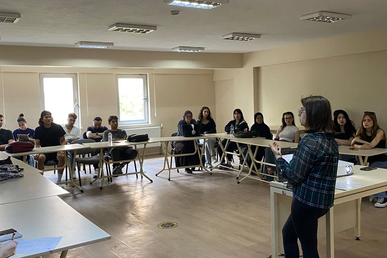 GENÇLERE TOPLUMSAL SORUNLAR ANLATILDI
