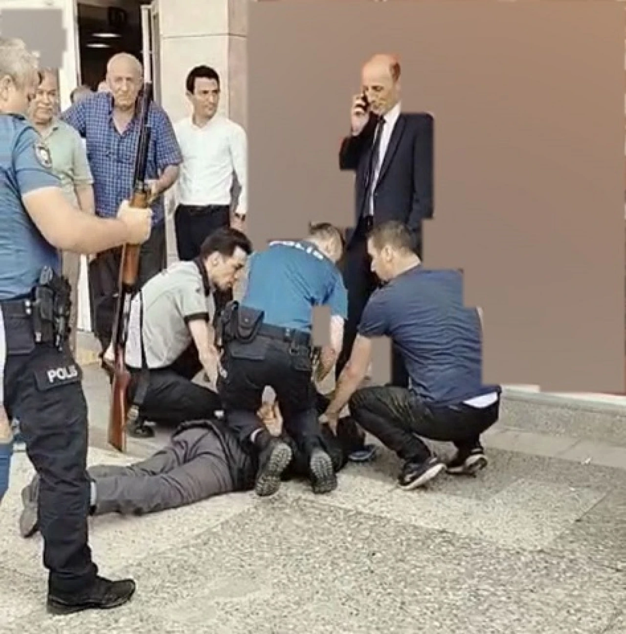 Kredi alamayınca tüfekle bankayı bastı