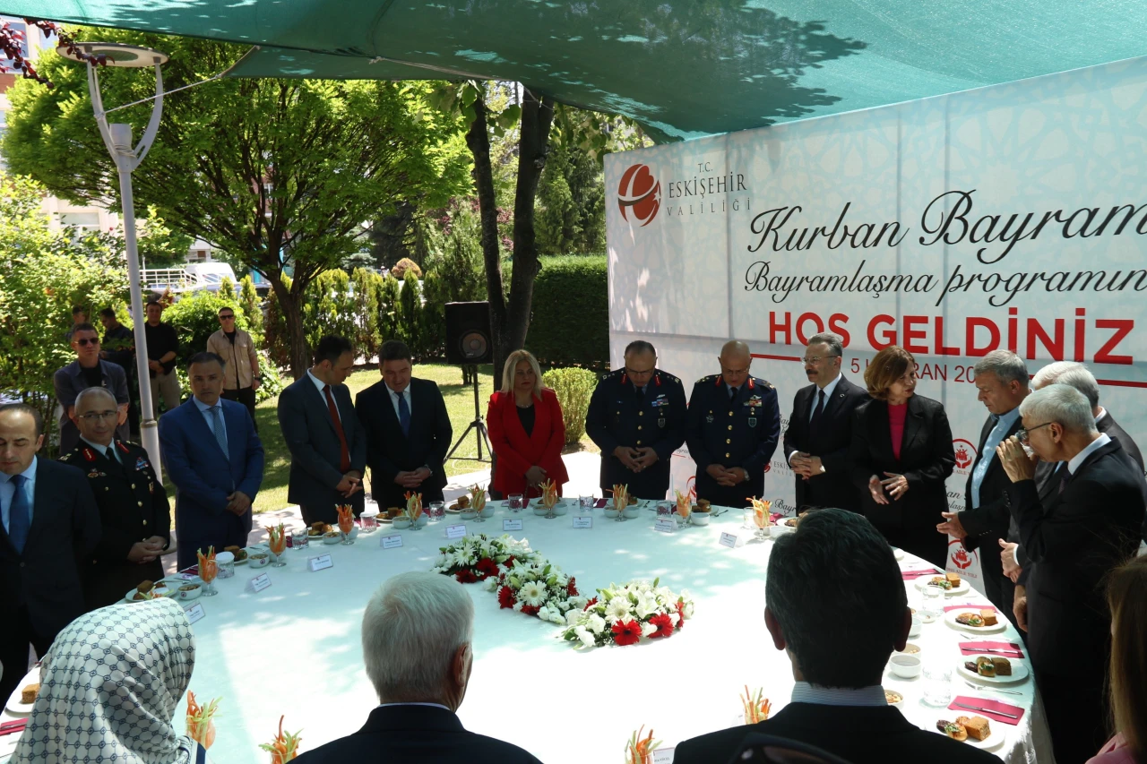 ESKİŞEHİR'DE PROTOKOL BAYRAMLAŞMA TÖRENİ