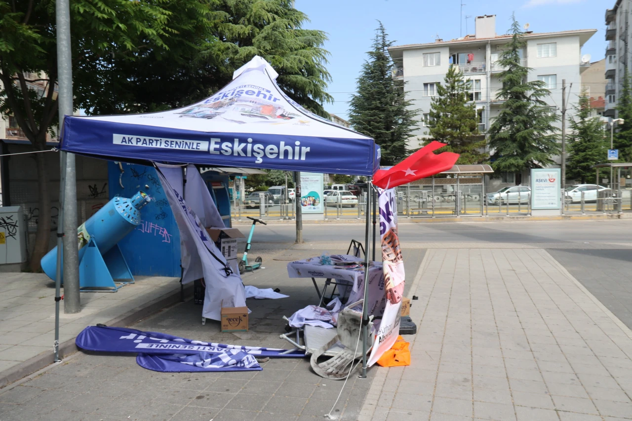 ESKİŞEHİR'DE AK PARTİ STANDINA SALDIRI
