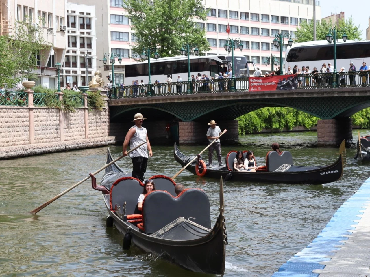 TÜRKİYE'NİN VENEDİK'İNDE, VENEDİK NÜFUSUNDAN FAZLA KİŞİ GONDOLA BİNDİ