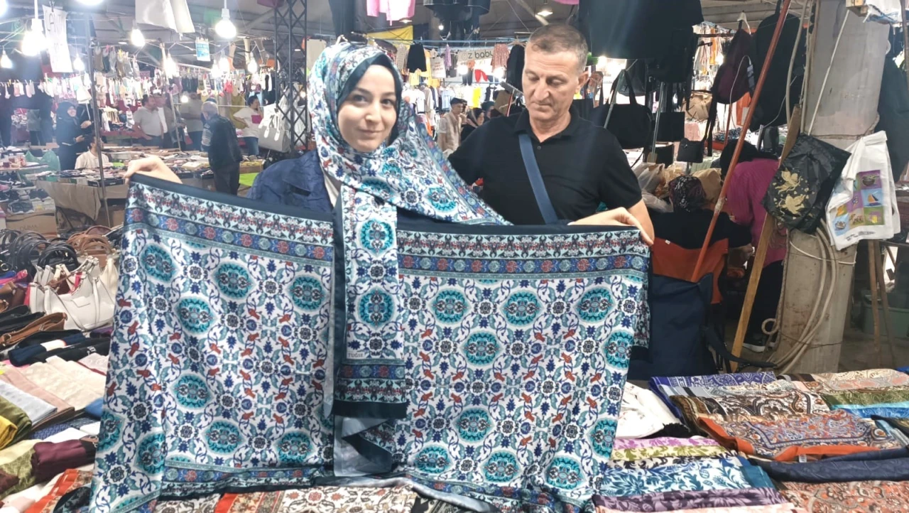 KÜTAHYA'NIN ÇİNİ DESENİ ŞALLARDA MODAYLA BULUŞTU