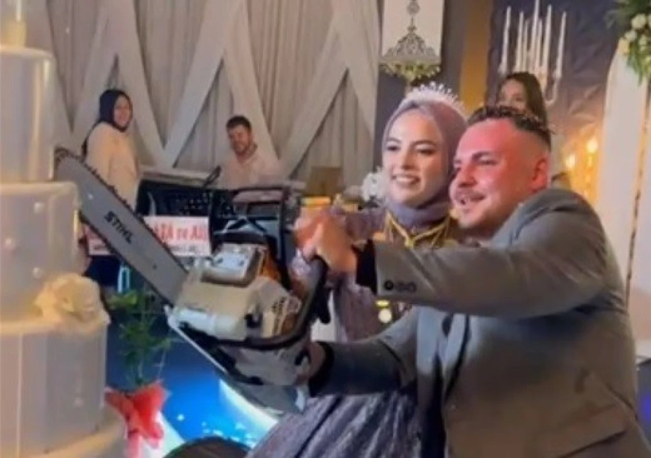 DÜĞÜN PASTASINI MOTORLU TESTERE İLE KESTİLER