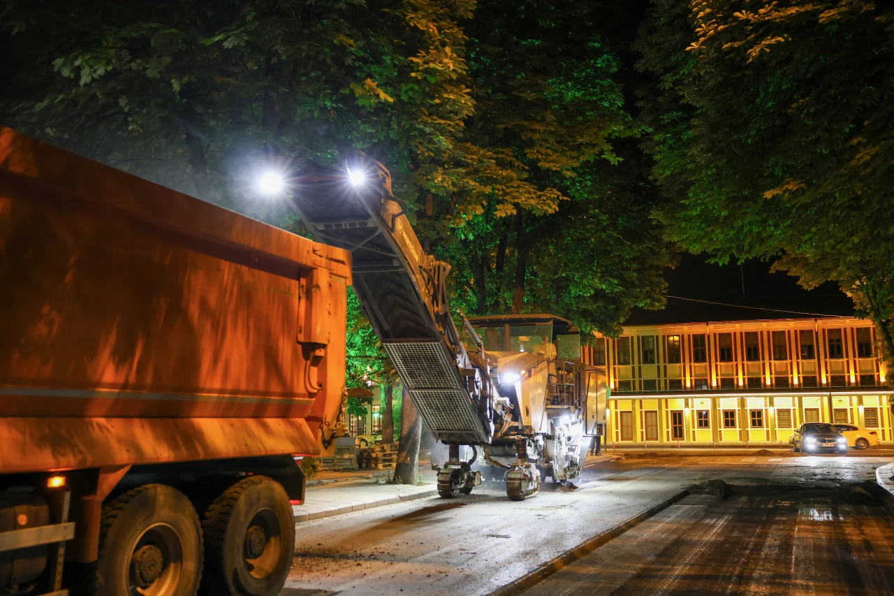 ESKİŞEHİR’DE YOL ÇALIŞMALARI  GECE-GÜNDÜZ DEVAM EDİYOR