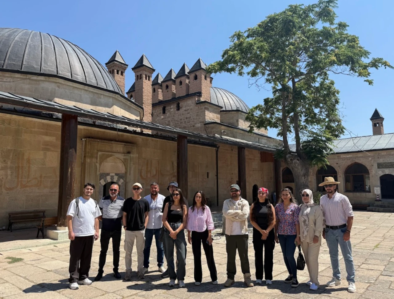 GÖNÜLLÜ GENÇLER SEYİTGAZİ’NİN TARİHİNİ KEŞFETTİ