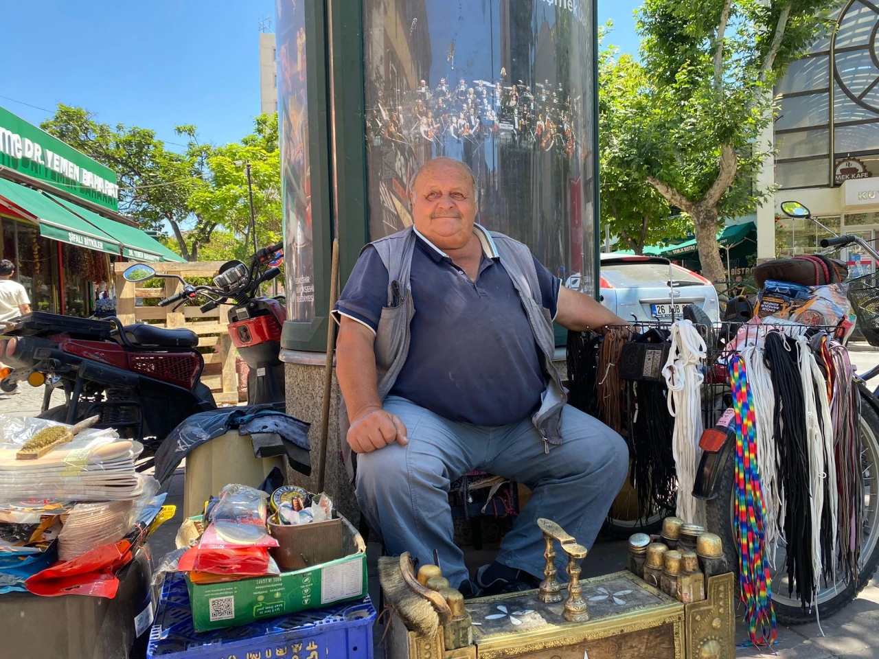 EMEKLİ OLDU ÇOCUKLUK MESLEĞİNİ YAPIYOR