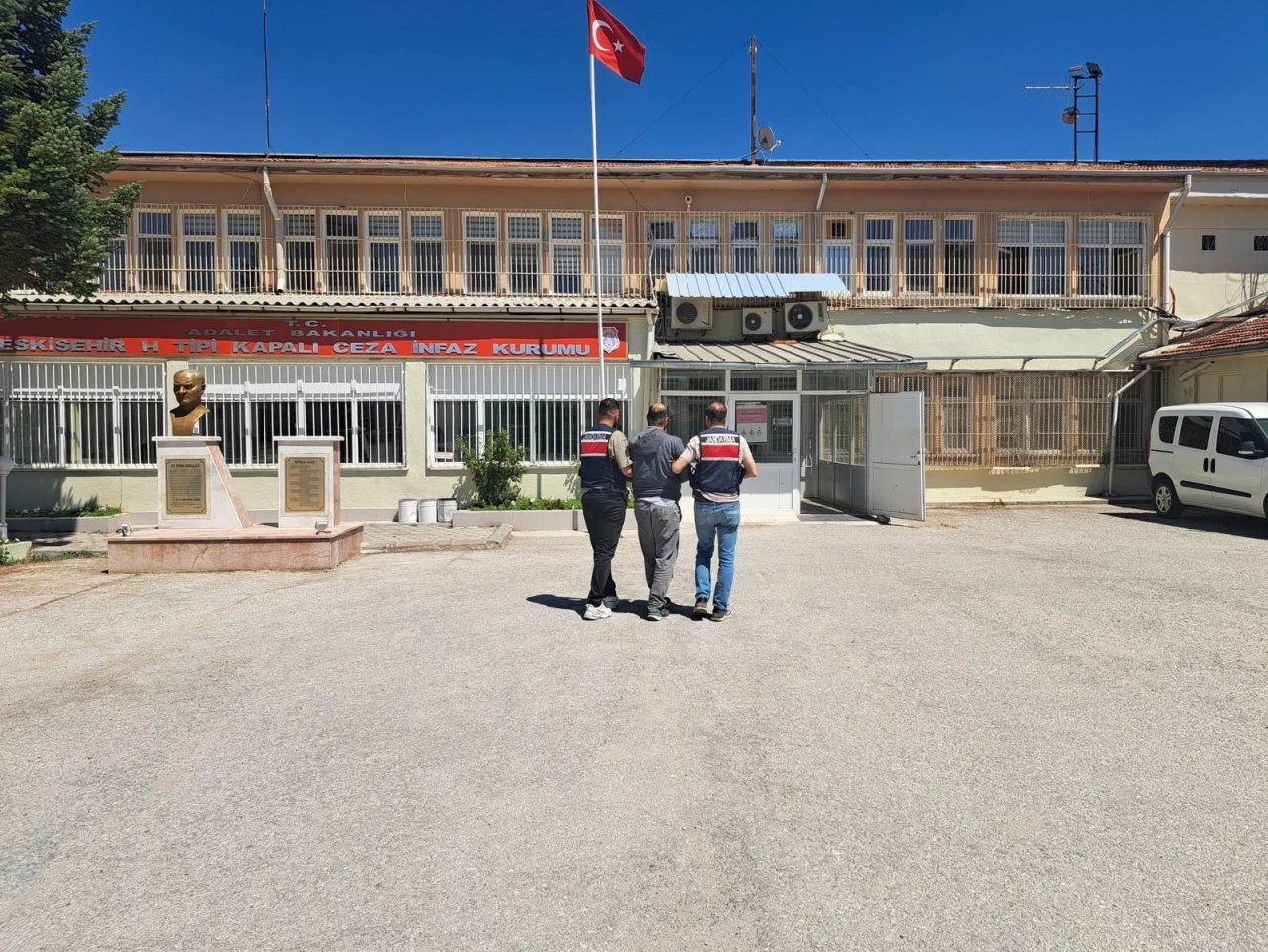 INTERPOL’ÜN KIRMIZI BÜLTENLE ARADIĞI TERÖRİST ESKİŞEHİR’DE YAKALANDI