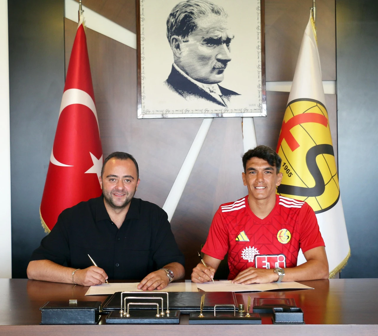 ES ES'İN YENİ KANAT OYUNCUSU BELLİ OLDU