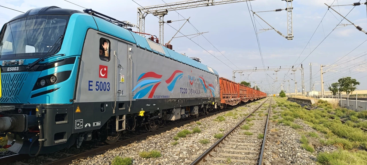 E5000 SERİSİ LOKOMOTİFİ İLK TİCARİ SEFERİNİ GERÇEKLEŞTİRDİ