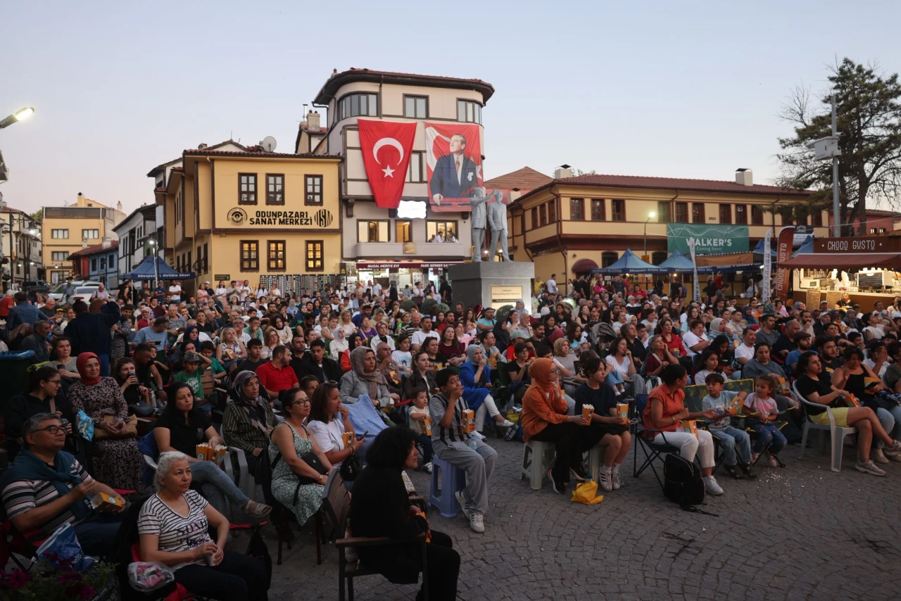 ODUNPAZARI’NDA AÇIK HAVA FİLM GÜNLERİ BAŞLADI