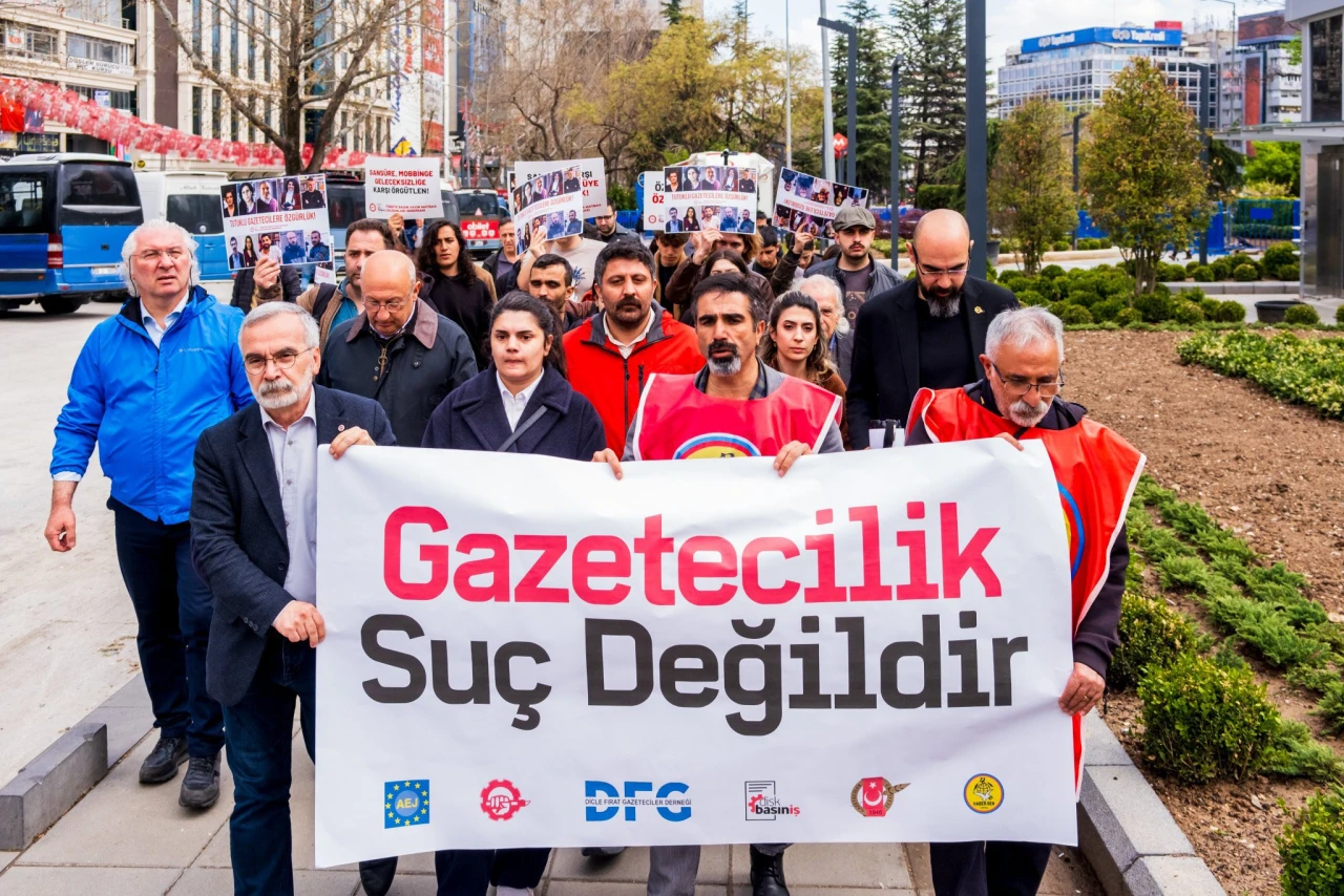 GAZETECİLER BU 24 TEMMUZ’A DA GÖZALTI, HAPİS VE KARARTMALARLA GİRDİ