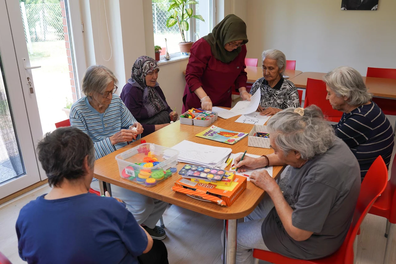 ALZHEİMER HASTALARI TEPEBAŞI’NDA EMİN ELLERDE