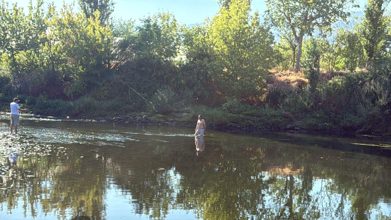 SAKARYA NEHRİ'NE GİREN İKİ ÇOCUK SUDA KAYBOLDU