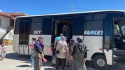 Seyyar marketiyle köy köy dolaşarak satış yapıyor