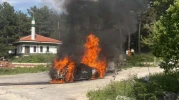 ANİDEN ALEV ALAN OTOMOBİL KÜLE DÖNDÜ