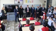 VALİ AKSOY ÖĞRENCİLERİN KARNE SEVİNCİNE ORTAK OLDU