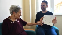 ALZHEİMER HASTALARI DİL BECERİLERİNİ GELİŞTİRİYOR