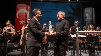 Vali Aksoy, Nevit Kodallı’nın 100. yılına özel konserdeydi