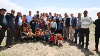 Çadırlarda yaşayan işçilerin çocukları okul istedi