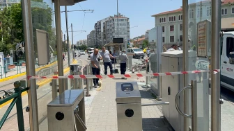 SÜRÜCÜ RAHATSIZLANINCA OTOBÜS TRAMVAY DURAĞINA DALDI