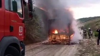 Aniden alev alan belediye otobüsü küle döndü
