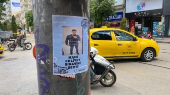 ESKİŞEHİR’DEKİ İLGİNÇ AFİŞ GÖRENLERİ GÜLÜMSETTİ
