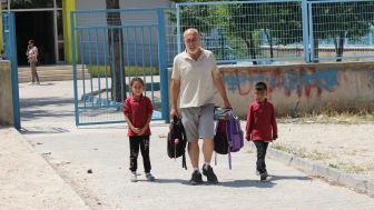 FEDAKAR BABA ÇOCUKLARINA HEM ANALIK HEM BABALIK YAPIYOR