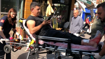 Ambulansa taşınırken bile telefonu elinden bırakmadı