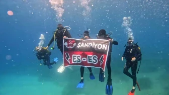 ESKİŞEHİRSPOR’UN ŞAMPİYONLUĞUNU DENİZİN 26 METRE ALTINDA KUTLADILAR