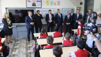 VALİ AKSOY ÖĞRENCİLERİN KARNE SEVİNCİNE ORTAK OLDU