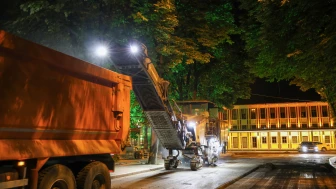 ESKİŞEHİR’DE YOL ÇALIŞMALARI  GECE-GÜNDÜZ DEVAM EDİYOR