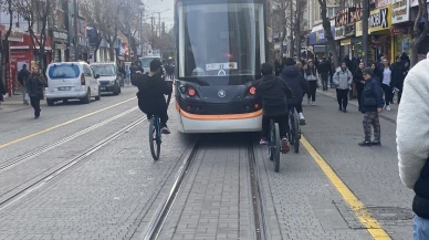 Tramvayın Arkasına Tutunan Bisikletli Çocuklar Tehlike Saçtı