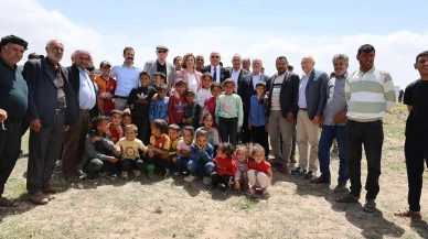 Çadırlarda yaşayan işçilerin çocukları okul istedi