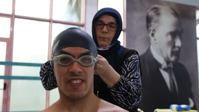 57 Yaşındaki Fedakar Anne, Oğlunu Şampiyonluklara Taşıyor