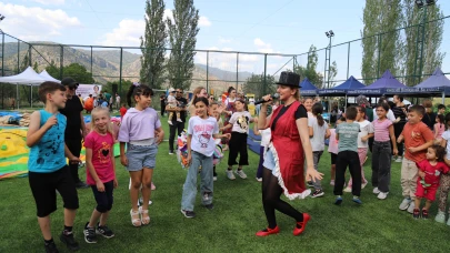 ÇOCUKLAR “KÖYÜMÜZDE ŞENLİK VAR” ETKİNLİĞİYLE DOYASIYA EĞLENDİ