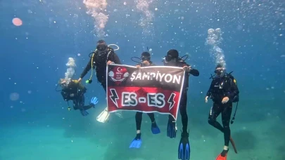ESKİŞEHİRSPOR’UN ŞAMPİYONLUĞUNU DENİZİN 26 METRE ALTINDA KUTLADILAR