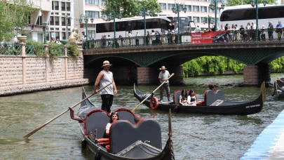 TÜRKİYE'NİN VENEDİK'İNDE, VENEDİK NÜFUSUNDAN FAZLA KİŞİ GONDOLA BİNDİ